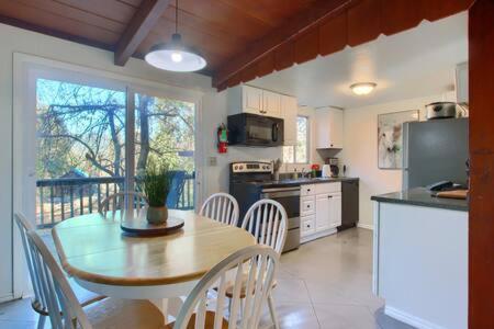 Blue Door Cottage 12 Miles To Yosemite Bbq โอกเฮิร์สต์ ภายนอก รูปภาพ